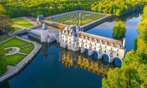 an aerial view of a castle on a lake at La petite ferme 37 in Épeigné-les-Bois