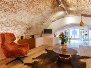 a living room with a chair and a table at Wilsons in Utrecht