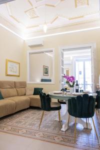 a living room with a couch and a table at Tropea Belle Époque in Tropea