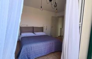 a small bedroom with a purple bed in a room at Ariammare - small penthouse in Grottammare