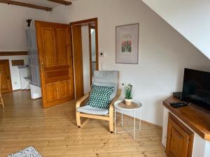 a living room with a chair and a table at Top Lage Krems - 100m2 - 2 Schlafzimmer mit Garage in Krems an der Donau