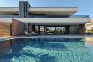 a large swimming pool in front of a house at Villa Sika in Vir