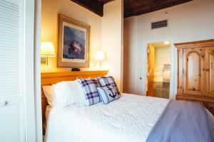 Llit o llits en una habitació de Newport Bay Club and Hotel