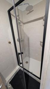 a shower with a glass door in a bathroom at Horizon Bleu Duplex 2 chambres vue mer in Palavas-les-Flots