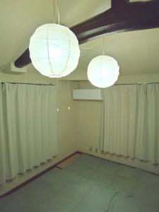 two lights hanging from the ceiling in a room at Mount Villa Atami in Kannami +28 photos