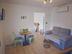 a living room with a couch and a table with chairs at Verde in Alcalá del Júcar