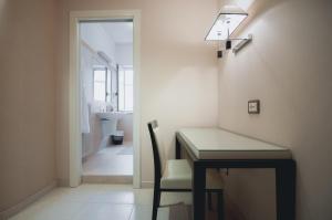 ラメーツィア・テルメにあるIl Cantagalliのデスク、椅子、照明が備わる客室です。