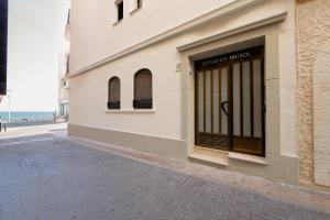 a building on the side of a street at Estudios RH Sol in Benidorm