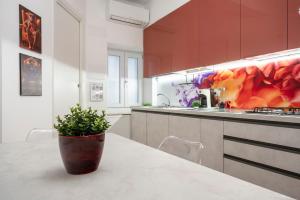 a kitchen with a potted plant sitting on a counter at T'amo House in Macerata