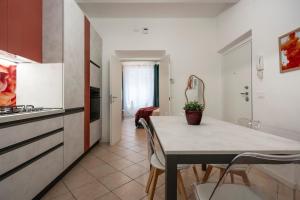 a kitchen with a table and chairs in a room at T'amo House in Macerata