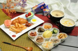 a table with a tray of food and cups of coffee at 沐蘭精品旅館-台中館Mulan Boutique Hotel in Taichung