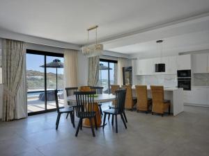 a kitchen and dining room with a table and chairs at Villa Christy in Psarou