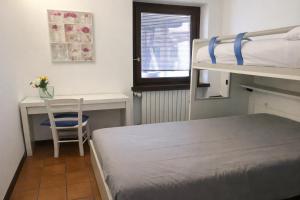 a bedroom with a desk and a bunk bed at Ca' del Maharajà in Gargallo