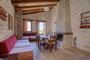 Posedenie v ubytovaní Stone Village Hotel Apartments