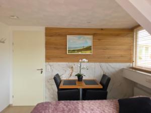 a dining room with a table and chairs at Dishoek in Dishoek