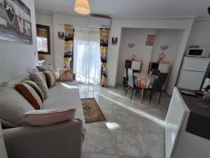 a living room with a couch and a table at Apartamento Retiro in Denia