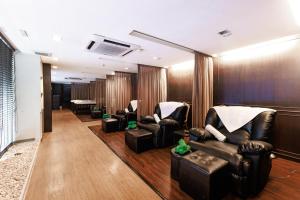 a waiting room with leather chairs and a table at S15 Sukhumvit Hotel in Bangkok