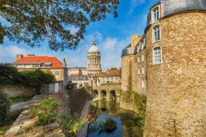 Blick auf eine Stadt mit Brücke und Gebäuden in der Unterkunft Hôtel OpalOriental Boulogne Sur Mer - gare ville et centre in Boulogne-sur-Mer