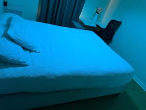 a bed with a blue light on top of it at Springfield garden-Celtic park in Glasgow