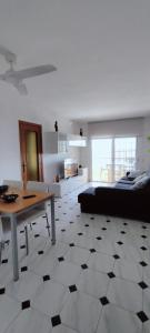 a living room with a table and a couch at Apartamento en la playa in Cunit