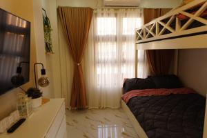 a bedroom with a bunk bed and a desk at Balay Buenavista in Magdalena