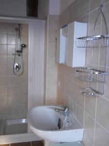 Apartments in Gioiosa Marea/Sizilien 23300 tesisinde bir banyo