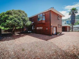 a house on a brick yard with a tree at Sun and Sea Glentana in Glentana