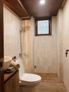 a bathroom with a toilet and a sink at Sum Homestay Hue - Gần cầu Nguyễn Hoàng in Hue +21 photos