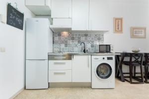 a kitchen with a washing machine and a sink at LuxSevilla Apartment Piscina in Bormujos