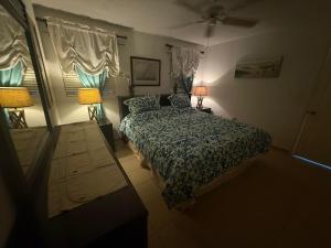 a bedroom with a bed and two lamps and a mirror at Bimini Paradies South Bimini North Bimini Bahamas Bimini 10B Alice Town in South Bimini +21 photos