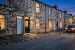 a car parked in front of a brick building at Spacious 2 Bed House Lancaster in Lancaster