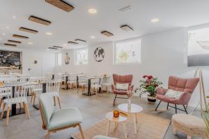 a waiting room with tables and chairs and tablesktop at Hostal La Isla in Carboneras