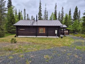 a log cabin in the middle of a forest at Huvila Vuosselin Nuppu in Kuusamo