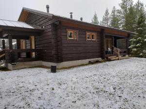 a log cabin with snow on the ground at Huvila Vuosselin Nuppu in Kuusamo