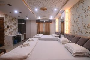 a row of beds in a hospital room at D. K. INTERNATIONAL HOTEL PVT. LTD in Calcutta Bara Bazar