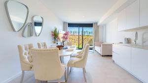 a kitchen and dining room with a table and chairs at CAMPOROSSO magic apartment in Finestrat