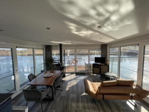 a living room with a couch and a table at Floatinghouse Dicke Bärta in Klitten