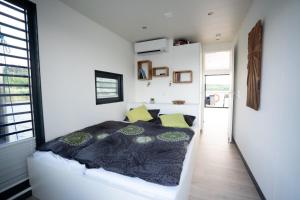 a bedroom with a bed in a small room at Floatinghouse Hideaway LP25 in Klitten