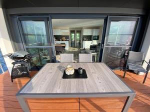 a table in a room with a view of a living room at Floatinghouse Möwenblick - LP1 in Vetschau