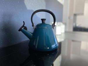 a blue tea kettle sitting on top of a counter at Floatinghouse Auszeit - LP11 in Vetschau
