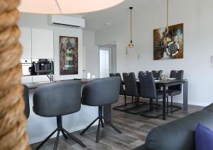 a dining room with a table and chairs at Floatinghouse Ankerplatz in Ribnitz-Damgarten