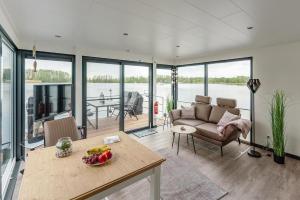 a living room with a couch and a table at Floatinghouse Achat in Zehdenick