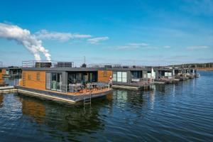 a row of boats docked on the water at Floatinghouse Bahama Mama in Klitten