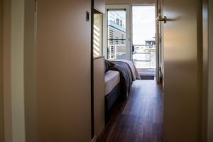 a bedroom with a bed and a window in a room at Floatinghouse Bahama Mama in Klitten