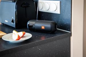 a toaster sitting on a counter with a plate of fruit at Floatinghouse Bellini in Klitten