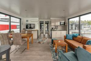 a living room with a couch and a table at Floatinghouse Topas in Zehdenick