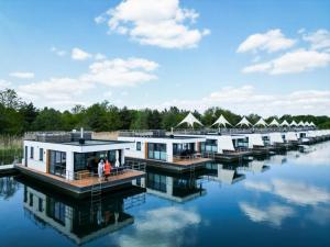 a row of houses on a dock on the water at Floatinghouse King - LP5 in Vetschau