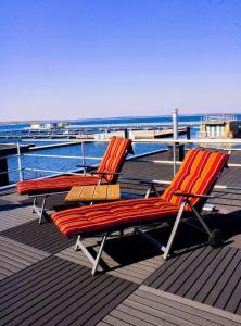 two chairs sitting on the deck of a boat at Floatinghouse Schatzinsel in Klitten