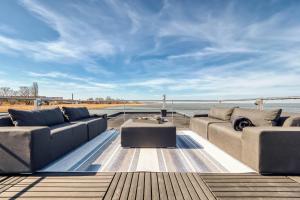 a living room with a couch and a table at Floatinghouse Mein Lieblingsboot in Ribnitz-Damgarten