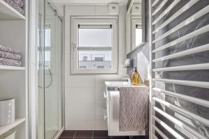 a small bathroom with a sink and a window at Floatinghouse Mein Lieblingsboot in Ribnitz-Damgarten +29 photos